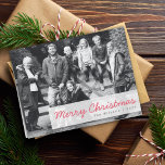 God Jul | Foto för Modern Family Group Helgkort<br><div class="desc">Vackert fotografkort med ett enkelt, modernt, minimalistiskt citattecken "God jul" i en körsbärsröd helgdag på en halvtransparent övertäckningsbakgrund. Detta mångsidiga kort kan vara personlig med ditt eget fotografi, med familjen namn och året för att göra ett verkligt unikt och skräddarsytt kort för festsäsongen. Det inre budskapet "Önskar dig och underbara...</div>