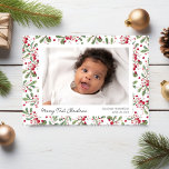 God jul, foton från Berries och Greenery Helg Vykort<br><div class="desc">Det här ljuva och klassiska vykortet för helgdag belyser nyföddas första jul med ett fotoset mot en fin vattenfärgsbär och grön bakgrund. Anpassa fram- och baktexterna för ett verkligt kort av typen helgdag (det finns plats på baksidan för en kort-anteckning). En perfekt för familj och vänner! Photo Kredit: Michal Robak...</div>