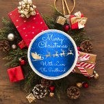 God jul från Santa Reindeer Sleight Blue Runt Klistermärke<br><div class="desc">Dig in i festive-andan med "Gift Sticker God jul from Santa Reindeer Sleigh Royal Blue Classic Round Sticker" designad av FlorenceK Studio, de Milanesiska meriternas befälhavare och stil. Det här är inte bara ett klistermärke. Det är en miniatyrportal till Nordpolen, ett litet biet av helgdag roligt redo för att försköna...</div>