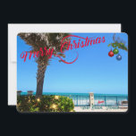 God jul från Vero Beach Florida Oceanfront Julkort<br><div class="desc">God jul från Vero Beach, Florida! Det här färgstarka, tropiska, platta hälsningskortet har en fotobild av ett vackert Vero Beach oceanfront-område som alla är dekterade för helgdagarna. I festiteriet ingår ljus på grejen, julen bollar som hänger från en handflatan-frond, och texten "God jul" i rött skript som står i perfekt...</div>
