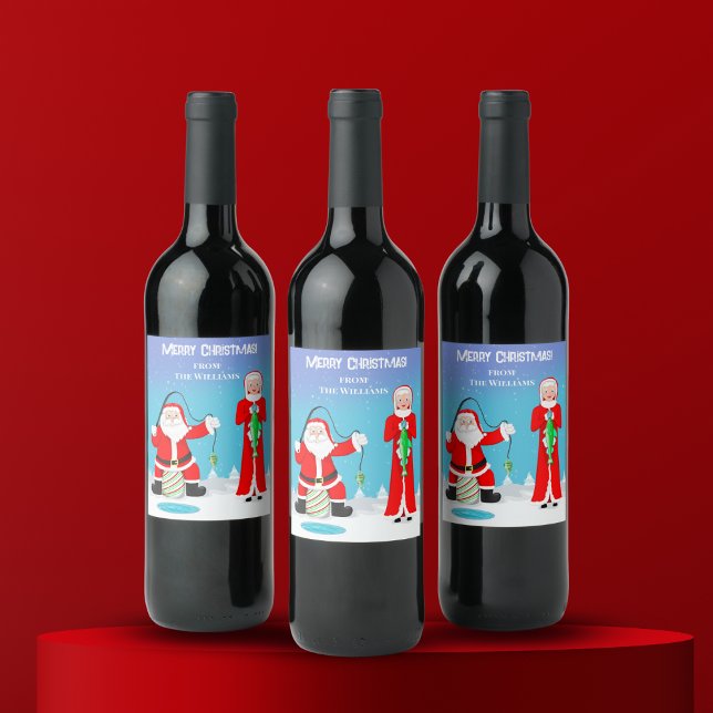 God jul, fru Claus Beats Santa At Fishing Vinflaska Etikett (Fishing-themed wine label: Spreading laughter and joy to all this Christmas!)