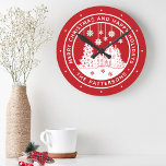 God jul Glad helg Winter-Personligen Rund Klocka<br><div class="desc">God jul Glad helg Winter Personlig Namn Clocks har texten "God jul och Glad helg" i ett modernt,  vitt skript med röd bakgrund och personlig med ditt namn som omger ett hem med Julgranar och snöflingor. Perfekt till julklapp party favors och Helgdag. Designad av ©Evco Studio www.zazzle.com/store/evcostudio</div>