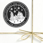God jul Glad helg Winter-Personligen Runt Klistermärke<br><div class="desc">God jul Glad helg Winter Winter Personlig Name Stickers Labels har texten "God jul och Glad helg" i ett modernt, vitt skript på en svart bakgrund och personlig med ditt namn som omger ett hem med Julgranar och snöflingor. Perfekt till jul, party favors och Helgdag eller till kontoret för varor...</div>