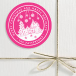 God jul Glad helg Winter-Personligen Runt Klistermärke<br><div class="desc">God jul Glad helg Winter-Personligen Namn Stickers Labels har texten "God jul och Glad helg" i ett modernt, vitt skript på en rosa bakgrund och personlig med ditt namn som omger ett hem med Julgranar och snöflingor. Perfekt till jul, party favors och Helgdag eller till kontoret för varor eller post....</div>