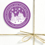 God jul Glad helg Winter-Personligen Runt Klistermärke<br><div class="desc">God jul Glad helg Winter-Personligen Namn Stickers Labels har texten "God jul och Glad helg" i ett modernt, vitt skript på en lila bakgrund och personlig med ditt namn som omger ett hem med Julgranar och snöflingor. Perfekt till jul, party favors och Helgdag eller till kontoret för varor eller post....</div>