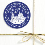 God jul Glad helg Winter-Personligen Runt Klistermärke<br><div class="desc">God jul Glad helg Winter Winter Personlig Name Stickers Labels har texten "God jul och Glad helg" i ett modernt, vitt skript på blå bakgrund och personlig med ditt namn som omger ett hem med Julgranar och snöflingor. Perfekt till jul, party favors och Helgdag eller till kontoret för varor eller...</div>