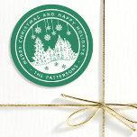 God jul Glad helg Winter-Personligen Runt Klistermärke<br><div class="desc">God jul Glad helg Winter-Personligen Namn Stickers Etiketter innehåller texten "God jul och Glad helg" i modernt vitt skript på gröntens bakgrund och personlig med ditt namn som omger ett hem med Julgranar och snöflingor. Perfekt till jul, party favors och Helgdag eller till kontoret för varor eller post. Designad av...</div>