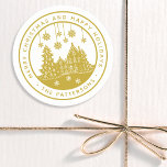 God jul Glad helg Winter-Personligen Runt Klistermärke<br><div class="desc">God jul Glad helg Winter-Personligen Namnmärkningsetiketter innehåller texten "God jul och Glad helg" i det moderna guld-skriptet och personligen med ditt namn som omger ett hem med Julgranar och snöflingor. Perfekt till jul,  party favors och Helgdag eller till kontoret för varor eller post. Designad av ©Evco Studio www.zazzle.com/store/evcostudio</div>