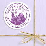 God jul Glad helg Winter-Personligen Runt Klistermärke<br><div class="desc">God jul Glad helg Winter-Personligen Namn Stickers Labels innehåller texten "God jul och Glad helg" i det moderna lila skriptet och personligen med ditt namn som omger ett hem med Julgranar och snöflingor. Perfekt till jul, party favors och Helgdag eller till kontoret för varor eller post. Designad av ©Evco Studio...</div>