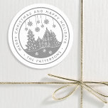 God jul Glad helg Winter-Personligen Runt Klistermärke<br><div class="desc">God jul Glad helg Winter-Personligen Namnmärkningsetiketter innehåller texten "God jul och Glad helg" i det moderna silver-skriptet och personligen med ditt namn som omger ett hem med Julgranar och snöflingor. Perfekt till jul,  party favors och Helgdag eller till kontoret för varor eller post. Designad av ©Evco Studio www.zazzle.com/store/evcostudio</div>