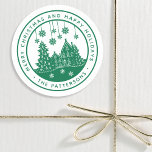 God jul Glad helg Winter-Personligen Runt Klistermärke<br><div class="desc">God jul Glad helg Winter-Personligen Namn Stickers Labels innehåller texten "God jul och Glad helg" i det moderna grönten skript och personlig med ditt namn som omger ett hem med Julgranar och snöflingor. Perfekt till jul, party favors och Helgdag eller till kontoret för varor eller post. Designad av ©Evco Studio...</div>