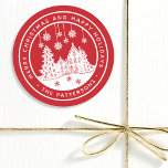 God jul Glad helg Winter-Personligen Runt Klistermärke<br><div class="desc">God jul Glad helg Winter-Personligen Namn Stickers Labels har texten "God jul och Glad helg" i modernt, vitt skript på röd bakgrund och personlig med ditt namn som omger ett hem med Julgranar och snöflingor. Perfekt till jul, party favors och Helgdag eller till kontoret för varor eller post. Designad av...</div>