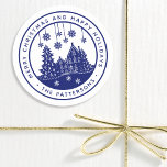 God jul Glad helg Winter-Personligen Runt Klistermärke<br><div class="desc">God jul Glad helg Winter-Personligen Namn Stickers Etiketter har texten "God jul och Glad helg" i modernt blått skript och personlig med ditt namn som omger ett hem med Julgranar och snöflingor. Perfekt till jul, party favors och Helgdag eller till kontoret för varor eller post. Designad av ©Evco Studio www.zazzle.com/store/evcostudio...</div>