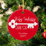 God jul Gods Agent New Home Nyckel Julgransprydnad Keramik<br><div class="desc">Den här designen innehåller texten "Väldigt Merry Realtor" med ett sött hus nyckel och plats för din text/namn. Klicka på anpassningsknappen om du vill ha mer flexibilitet när du justerar bilden eller lägger till din egen text! Det finns variationer i denna utformning, ytterligare färg och samordnade produkter i vår butik,...</div>