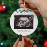 God jul Grandma Gravid Ultrasound Julgransprydnad Keramik<br><div class="desc">Det är alltid en bra att  den spännande nyheten med närmaste och djupaste. Perfektens julklapp för mormor att vara med ultraljudsfoto. Anpassa den här unika visningen,  lägg till dina uppgifter och berätta för alla om de speciella nyheterna. Underbar gåva till nya föräldrar och babyduschar.</div>