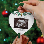God jul Grandma Gravid Ultrasound Photo Julgransprydnad Keramik<br><div class="desc">Det är alltid en bra att  den spännande nyheten med närmaste och djupaste. Perfektens julklapp för mormor att vara med ultraljudsfoto. Anpassa den här unika visningen,  lägg till dina uppgifter och berätta för alla om de speciella nyheterna. Underbar gåva till nya föräldrar och babyduschar.</div>