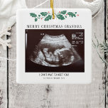 God jul Gravid Ultraljudsfoto Grandma Julgransprydnad Keramik<br><div class="desc">Det är alltid en bra att  den spännande nyheten med närmaste och djupaste. Perfektens julklapp för mormor att vara med ultraljudsfoto. Anpassa den här unika visningen,  lägg till dina uppgifter och berätta för alla om de speciella nyheterna. Underbar gåva till nya föräldrar och babyduschar.</div>