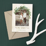 God jul Greenery Arch Ram Photo Julkort<br><div class="desc">Den här helgdag-kortsdesignen har en unik båge ram för ditt foto med helgdag evergreens,  eucalyptus greenergiy och snörvd ljus som ska accentuera bild. Innehåller brons färgad "God jul" med en text som kan anpassas och en neutralt bakgrund av elfenben och krämfärgad färgad i stil.</div>