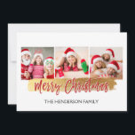 God jul Hand, skript 3-fotokort Julkort<br><div class="desc">God jul hand har skrivit tre fotokort med skript. De tre fotona och texten i det här handskrivna penselskriptet kan uppdateras och anpassas med ditt foto och din familj namn. Detta kort visningar också familjen namn och ett guld-folie på baksidan av julkortet.</div>