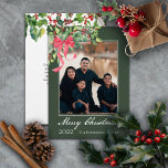 God jul Holly och Berry Greenery Photo Julkort<br><div class="desc">Enkelhet i eleganten i den här kullerfärgen och den här kullerfärgen sväljer bouquet med ett rött band, ett foto och hälsning "God jul". Lägg bara till din familj namn och året på framsidan och ditt unika meddelande (eller ta bort text i fält) på baksidan. Sammansatt design efter Helgdag Hearts-design (reserverade...</div>