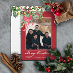 God jul Holly och Berry Greenery Photo Julkort<br><div class="desc">Enkelhet i eleganten i den här kullerfärgen och den här kullerfärgen sväljer bouquet med ett rött band, ett foto och hälsning "God jul". Lägg bara till din familj namn och året på framsidan och ditt unika meddelande (eller ta bort text i fält) på baksidan. Sammansatt design efter Helgdag Hearts-design (reserverade...</div>