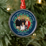 God jul i ditt ställe-foto hemma julgransprydnad metall<br><div class="desc">God jul i ditt hem ställe,  land,  stat,  stad,  foto Metall Ornament Du kan lägga till din egen hemstad,  stat eller land,  lägga till foto,  namn och år och skapa en mycket personlig och unik julprydnad.</div>