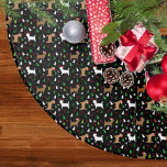 God jul i Kairn Terriers i Santa Hats Black Julgransmatta Borstad Polyester<br><div class="desc">Det här söta mönster har våra Kairn Terriers som bär jultomten med grönt och vit jultomte gräs träd och grillbär över en svart bakgrund.</div>