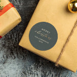 God jul i Mörk grönt och Guld Polka dots Runt Klistermärke<br><div class="desc">Sprid helgdag munter med vår Festive Sticker. En mörk grönt bakgrund med faux guld-foil polka dots anger stadiet för "Merry" i klassiskt sans-serif-typeface och "jul" i elegant-skript. Anpassa den ytterligare med din familj namn och år. Perfekt för att försegla höljen eller lägga till en elegans till dina helgdag.</div>