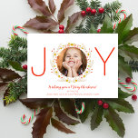 God jul Joy Helgdag Photo Wandeand Julkort<br><div class="desc">Minnessäsong med det här vackra kortet som innehåller ditt foto som ramats in av ord "JOY". O omges av en andedräkt av bär och vingar. Roligt,  festlig och unik - perfekten för att skicka varmt helgdag.</div>