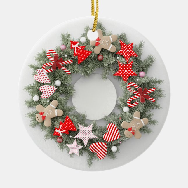 God jul julgransprydnad keramik (A festive Christmas ornament features a circular wreath made of green pine needles.)