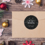 God jul - Katt Öron & Whiskers Runt Klistermärke<br><div class="desc">Runt presentdekal med Meowy-jul skrivet på mörkens kritbakgrund,  dekorerat med katt öron och whisky. Lägg till namnen!</div>