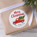 God jul Lastbil och Julgranar Helgdag Runt Klistermärke<br><div class="desc">Den här klassiska designen visar en festlig röd lastbil lastad med Julgranar och ger firande en känsla av nostalgi. Perfekt för att dekorera helgdagskort,  försegla höljen eller lägga till en personlig vid julklappar.</div>
