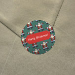 God jul! Lycklig Santa Far Julafton Mönster Runt Klistermärke<br><div class="desc">Försegla din julomslutning eller omslag i stil med dessa klistermärken, med en upptagen upprepning av Pappa jul som gör ett stjärnhopp. Användan "Anpassa den här mallen" om du vill ändra texten "God jul!". Ritad i en retro, pixelkonst stil, ett traditionellt Jultomten som är förstört i rött kostym och hatt med...</div>