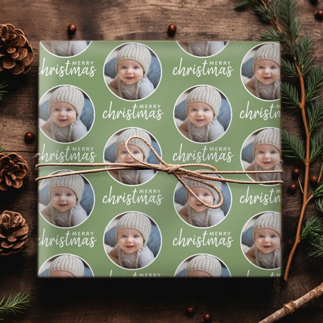 God jul med ett cirkelfoto - grönt presentpapper (Personalized Christmas Wrapping Paper - Add your Photo for a festive gift!)