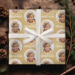 God jul med ett cirkelfoto - guld presentpapper<br><div class="desc">Lägg till ett bild till den här söta helgdag - perfekt för barnen. Ett enkelt och modernt foto som gör en minnesvärd figursättning under träd. För bästa resultat kan du skörd fotot till en kvadrat innan du laddar upp det.</div>