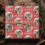 God jul med ett cirkelfoto - rött presentpapper<br><div class="desc">Lägg till ett bild till den här söta helgdag - perfekt för barnen. Ett enkelt och modernt foto som gör en minnesvärd figursättning under träd. För bästa resultat kan du skörd fotot till en kvadrat innan du laddar upp det.</div>