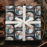 God jul med ett cirkelfoto - svart presentpapper<br><div class="desc">Lägg till ett bild till den här söta helgdag - perfekt för barnen. Ett enkelt och modernt foto som gör en minnesvärd figursättning under träd. För bästa resultat kan du skörd fotot till en kvadrat innan du laddar upp det.</div>