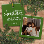 God jul med ett fyrkantigt foto - grönt julgransprydnad keramik<br><div class="desc">Lägg till ett bild till den här söta helgdag - perfekt för barnen. Ett enkelt och modernt foto som gör en minnesvärd figursättning under träd. Ett modernt,  minimalt skriptteckensnitt med ställe för att ladda upp 1 kvadratfoto.</div>