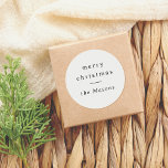 God jul | Minimalistisk typografi för elegant Runt Klistermärke<br><div class="desc">Med den här runda "God jul"-klistermärket tillför du ett fräckt tryck på dina helgdag och kort. Med klassisk serif-typografi och en snyggt-linjesavgränsare är vågrät personlig med din familj namn. Perfekt för att försegla kuvert, dekorera presenter eller för att göra helgdag personlig beröring till något objekt, ger dessa klistermärken en enkel...</div>