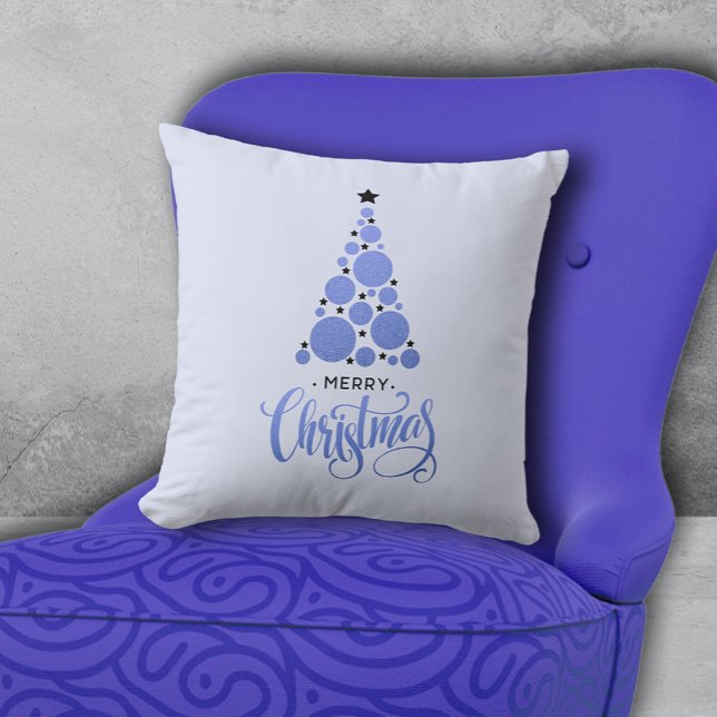 God jul Modern Blue Träd Helgdag Kudde (PIllow with Merry Christmas and modern blue Christmas tree on pale blue background. Choose size. )