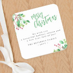 God jul, modern familj namn fyrkantigt klistermärke<br><div class="desc">Modern snyggt God jul-grönt,  handskrivet kalligrafi-skript,  enkelt trendig-dektikettens presentetikett med din anpassningsbar personlig och namnteckning med vattenfärg botaniskt grönt och heliga bär.</div>