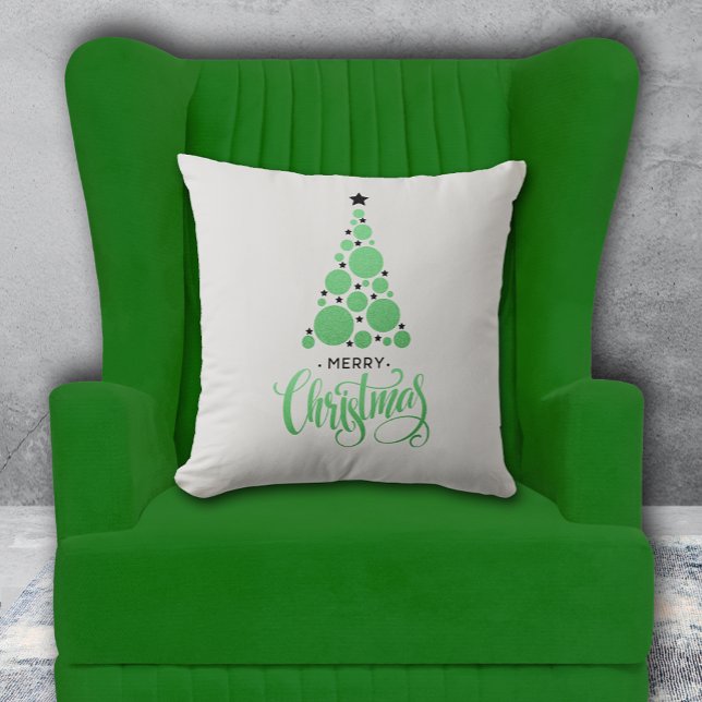 God jul Modern Grönt Träd Helgdag Kudde (PIllow with Merry Christmas and modern green Christmas tree on pale gray background. Choose size. )