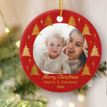 God jul Nanna & Grandad - Red Guld Photo Julgransprydnad Keramik<br><div class="desc">Anpassa den här julprydnaden i elegant som en gåva till Nanna & Grandad (eller vem du vill) som en keepy för ett nyfödd bebis eller bara för att ett vackert foto. Mallen är inställd för att du ska kunna lägga till ditt favoritfoto, ditt hälsning, ett namn och året. Ditt foto...</div>