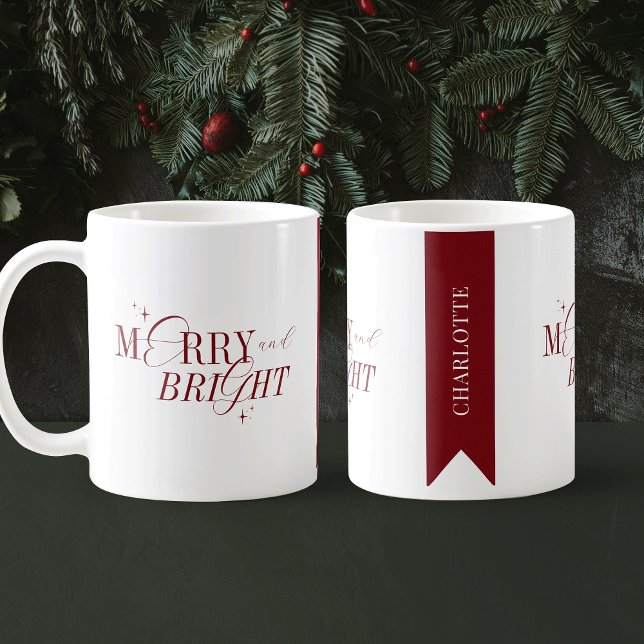 God Jul och anpassat namn för ljus och ljus röd &  Kaffemugg (Featuring stylish calligraphy script fonts and modern layout, this festive mug makes a perfect gift)