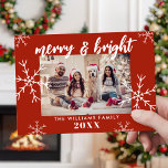 God jul och lätt fotoröd Snöflingor Julkort<br><div class="desc">Modern Minimalistisk familjefärgad foto Merry och Bright Jul helgdag Card. Innehåller elegantens calligraphy-skript med typsnittsmerry & Bright och snöflingor. Anpassa din familj namn och år för ett anpassningsbar julkort.</div>