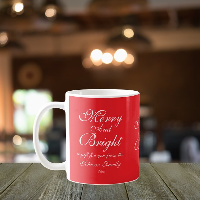 God jul och lätt skript i Chicen Namn Kaffemugg (Customizable "Merry And Bright', cheerful, chic red Christmas mug.)