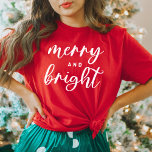 God jul och lätta moderna röda kvinnor t shirt<br><div class="desc">En festlig julgrafisk garanti för kvinnor med modernt skrivmanustypografi med "Merry and Bright"-talesätt. Både vit text och röd tshirt stil kan ändras.</div>