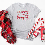 God jul och lätta moderna röda kvinnor t shirt<br><div class="desc">En festlig julgrafisk garanti för kvinnor med modernt skrivmanustypografi med "Merry and Bright"-talesätt. Både röd text och tshirt stil kan ändras.</div>
