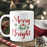 God jul och ljus Festive Red och Grönt Jul Kaffemugg<br><div class="desc">Den här roligten och det festliga helgdag kaffet mugg har ordspråket "Merry and Bright" i det moderna manuset Julrött och grönt.</div>