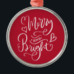 God jul och ljus röd jul julgransprydnad metall<br><div class="desc">Ett prydnadsföremål i julklapp på metall-höjd med elegant,  vit kalligrafi "merry and bright"-typografi. Modern och festlig att njuta av år efter år.</div>
